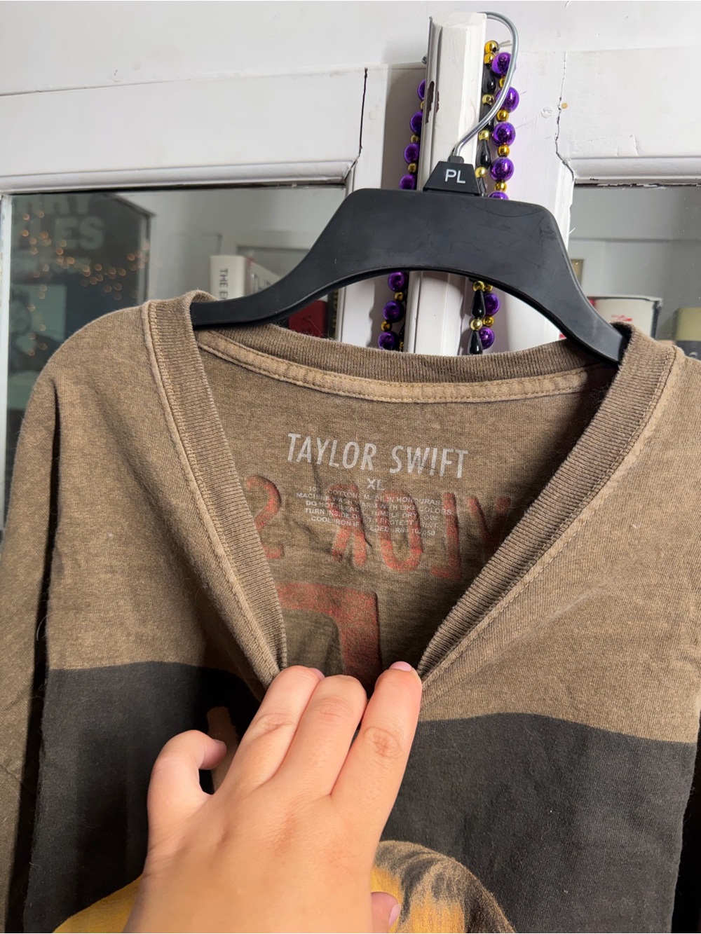 taylor swift x urban outfitters cropped “red (taylor’s version)” t-shirt - Picture 2 of 3